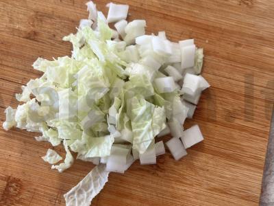 Vasaros salotos su daržovėmis ir Pekino kopūstu Žingsnis 3