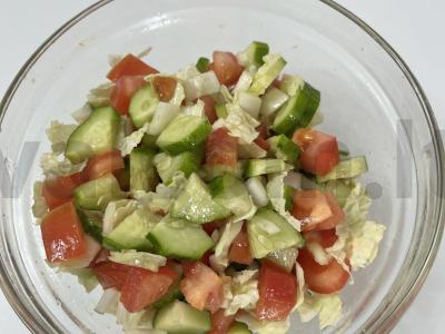 Vasaros salotos su daržovėmis ir Pekino kopūstu Žingsnis 5