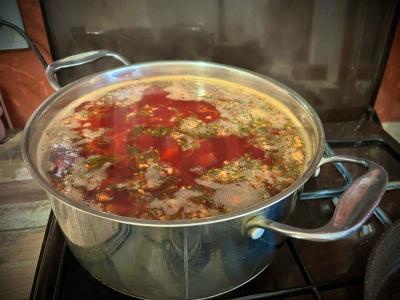 Raudonas boršas su jautiena ir daržovėmis pagrindine nuotrauka