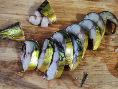 Brusketa su rūkytomis skumbrėmis ir citrina Žingsnis 1