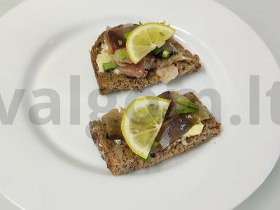 Brusketa su rūkytomis skumbrėmis ir citrina pagrindine nuotrauka