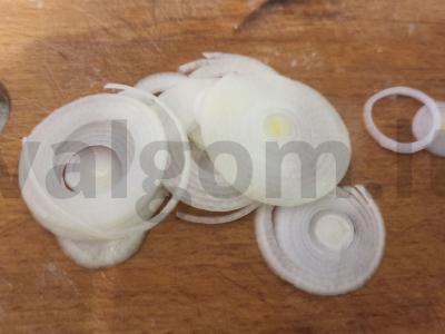 Marinuoti svogūnai su raudonaisiais pipirais Žingsnis 1