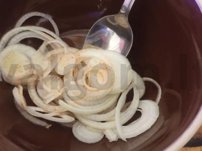 Marinuoti svogūnai su raudonaisiais pipirais Žingsnis 3