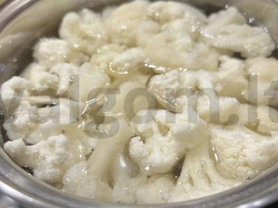 Švelni žiedinė kopūstai, kepti grietinėlėje Žingsnis 1