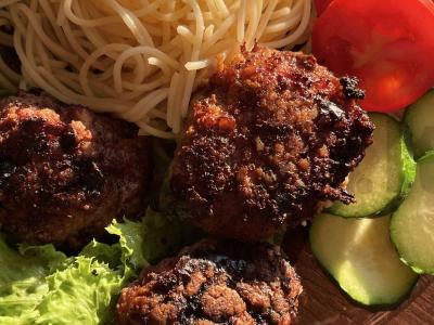 Jautienos kotletai su rūkyta paprika ir ryškiu garnyru pagrindine nuotrauka