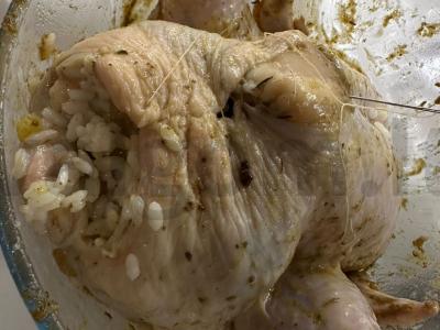 Vištiena maišelyje su razinomis ir džiovintomis slyvomis Žingsnis 4