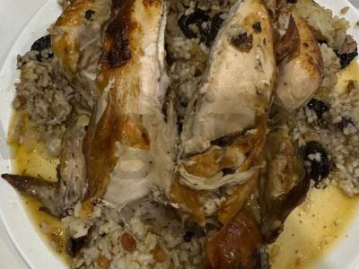 Vištiena maišelyje su razinomis ir džiovintomis slyvomis pagrindine nuotrauka