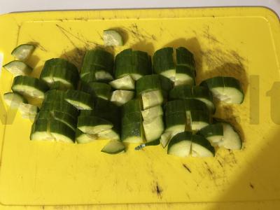 Skani namų salotos iš agurkų ir traškaus balto sezamo Žingsnis 1