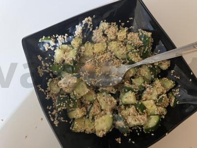 Skani namų salotos iš agurkų ir traškaus balto sezamo Žingsnis 3