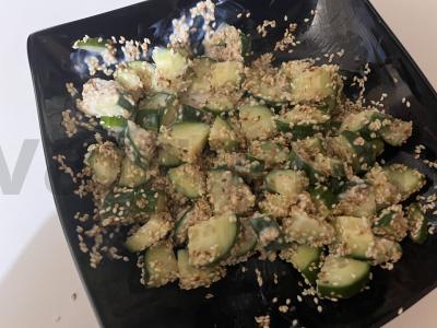 Skani namų salotos iš agurkų ir traškaus balto sezamo pagrindine nuotrauka