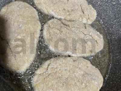 Vištienos kotletai su avižomis ir svogūnais Žingsnis 3