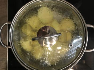 Bulvių kotletai su šaldytais žirneliais Žingsnis 2