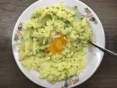 Bulvių kotletai su šaldytais žirneliais Žingsnis 6