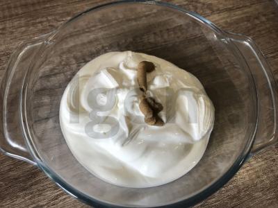 Baltas padažas su grietine ir žolelėmis šašlykui Žingsnis 1