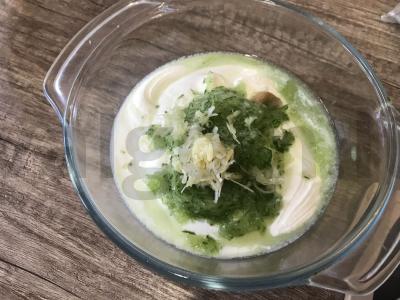 Baltas padažas su grietine ir žolelėmis šašlykui Žingsnis 2