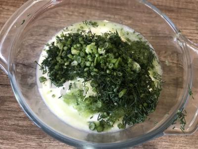 Baltas padažas su grietine ir žolelėmis šašlykui Žingsnis 3