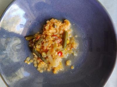 Raudona lęša su daržovėmis ir pupelėmis pagrindine nuotrauka