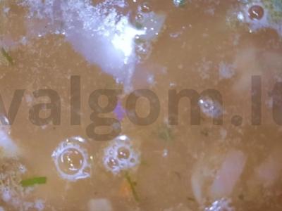 Žirnių sriuba su kiaulienos kaulais Žingsnis 4