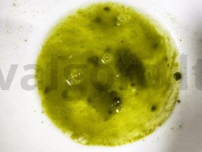 Skanus matcha latte gėrimas su kokosų pienu Žingsnis 1