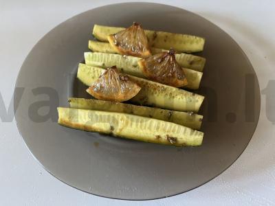 Marinuoti agurkai sojos padaže su citrinos skiltelėmis pagrindine nuotrauka