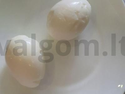 Kiaušiniai su sviestu ir raudona žuvimi Žingsnis 1