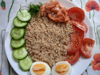 Kvinoos ir silpnai sūdyto upėtakio dubuo pagrindine nuotrauka