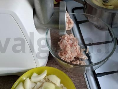 Kalakutienos kotletai su duona ir svogūnais Žingsnis 2