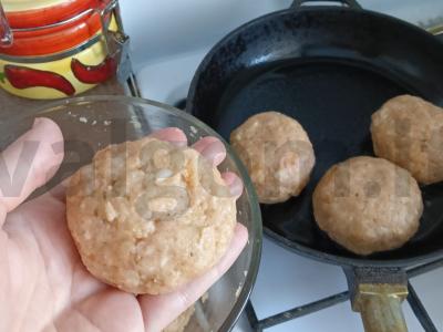 Kalakutienos kotletai su duona ir svogūnais Žingsnis 4