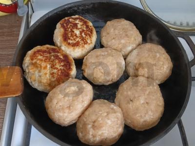 Kalakutienos kotletai su duona ir svogūnais Žingsnis 5