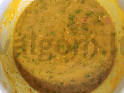 Tkemali su riešutais pagrindine nuotrauka