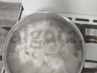 Žiedinės kopūstų tyrė su sūriu ir žolelėmis Žingsnis 1