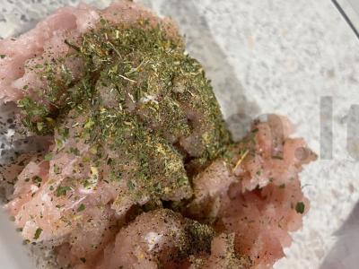 Cukinijų apkepas su kiaušinių-grietinės užpilu Žingsnis 1