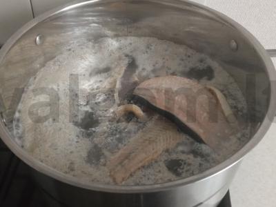 Lašiša su morkomis, perliniu miežiu ir daržovėmis Žingsnis 1