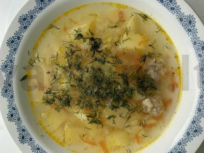 Ryžių sriuba su kotletais, daržovėmis ir prieskoniais pagrindine nuotrauka