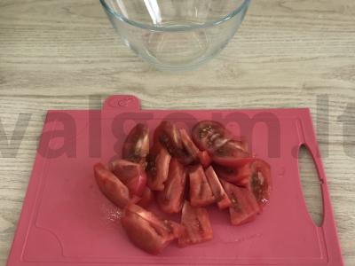 Vasaros salotos su baziliku ir skrudintais duoneliais Žingsnis 1