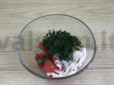 Vasaros salotos su baziliku ir skrudintais duoneliais Žingsnis 2