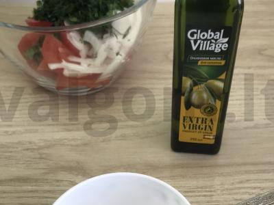 Vasaros salotos su baziliku ir skrudintais duoneliais Žingsnis 3