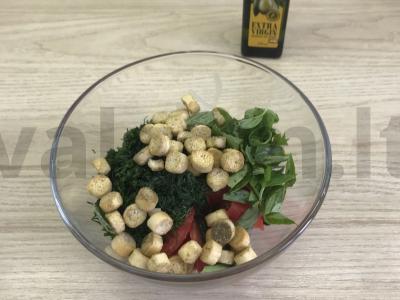 Vasaros salotos su baziliku ir skrudintais duoneliais Žingsnis 4