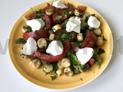 Vasaros salotos su baziliku ir skrudintais duoneliais pagrindine nuotrauka