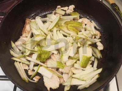 Šiltas vištienos salotas su kriauše ir apelsinu Žingsnis 5