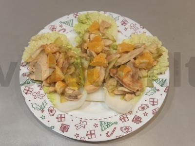 Šiltas vištienos salotas su kriauše ir apelsinu pagrindine nuotrauka