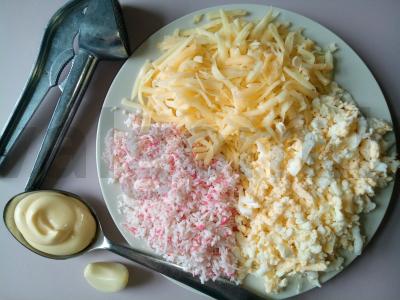 Skani užkanda iš agurkų, sūrio ir krabų lazdelės Žingsnis 2