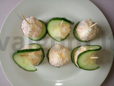 Skani užkanda iš agurkų, sūrio ir krabų lazdelės pagrindine nuotrauka