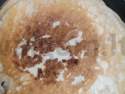 Blynai su raugintu pienu, sūriu ir kumpiu Žingsnis 3