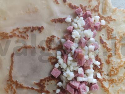 Blynai su raugintu pienu, sūriu ir kumpiu Žingsnis 4