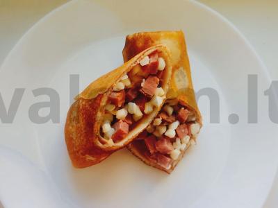 Blynai su raugintu pienu, sūriu ir kumpiu pagrindine nuotrauka