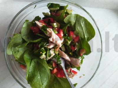 Mėsos salotas su salierais ir špinatais pagrindine nuotrauka