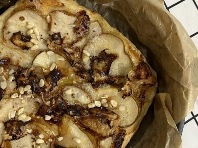 Kriaušių pyragas su mėlynuoju sūriu pagrindine nuotrauka