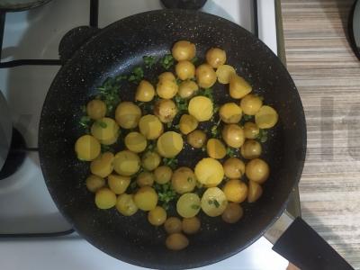 Jauni bulvės su česnako stiebais Žingsnis 2