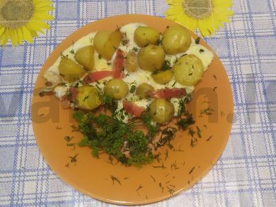 Jauni bulvės su česnako stiebais pagrindine nuotrauka